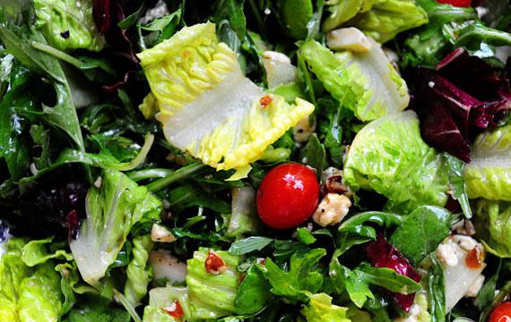 1. Этап. Салат со стейком: 6. В большой миске смешать смесь салатов, голубой сыр и помидоры черри. Добавить немного маринада и перемешать. Добавить больше маринада, если нужно. Добавить засахаренные орехи пекан и перемешать.