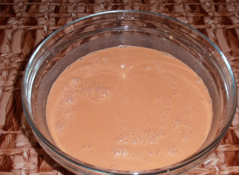 1. Этап. Гуляш из говядины в мультиварке: 4. Приготавливаем соус: смешиваем воду, со сметаной, томатной пастой и мукой. Все хорошо перемешиваем при помощи венчика.