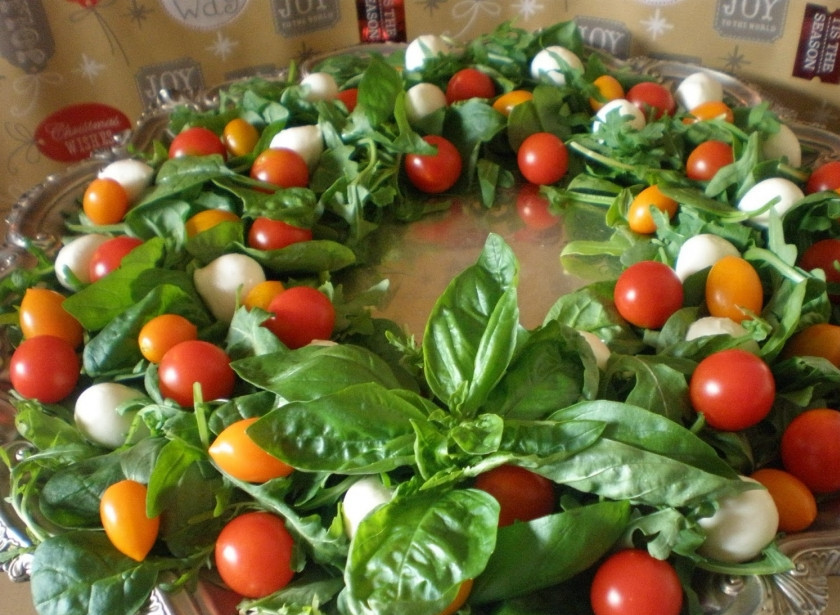 1. Этап. Салат Новогодний венок: Выберите парочку крупных листьев зелени, и украсьте салатик, как настоящий венок. Наш салат 