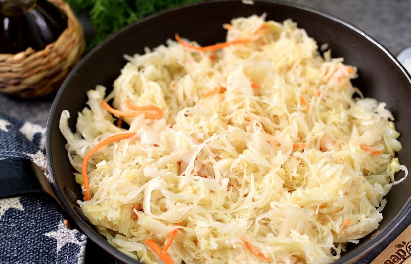 1. Этап. Бюргерская тушеная капуста: Капусту слегка порубите, переложите в сковороду, накройте крышкой и тушите минут 20-25. Время от времени подливайте теплую воду.