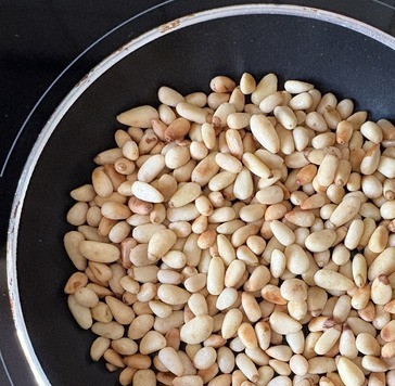 1. Этап. Десерт Сибирочка: Кедровые орехи поджарить до зарумяниваня.