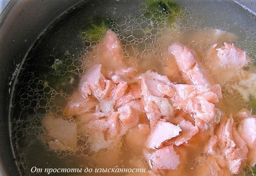 1. Этап. Суп с лососем и брюссельской капустой: Нарежьте картофель, добавьте в бульон, варите 10 минут. За это время удалите с лосося кожу (она теперь легко снимается) и косточки, разберите на небольшие кусочки, затем добавьте в кастрюлю, следом добавьте капусту (не размораживая).