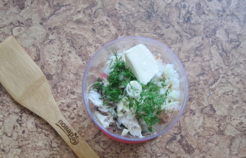 1. Этап. Паштет из скумбрии и горбуши: Добавьте кусочек сливочного масла, нарезанный укроп и подсолнечное масло. Влейте 3-4 столовые ложки рыбного бульона.