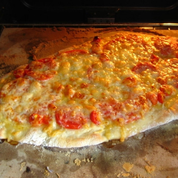 1. Этап. Пицца по-домашнему: Пиццу перекладываем в разогретую до 250 градусов духовку. Запекаем 12-15 минут, после чего достаем из духовки.