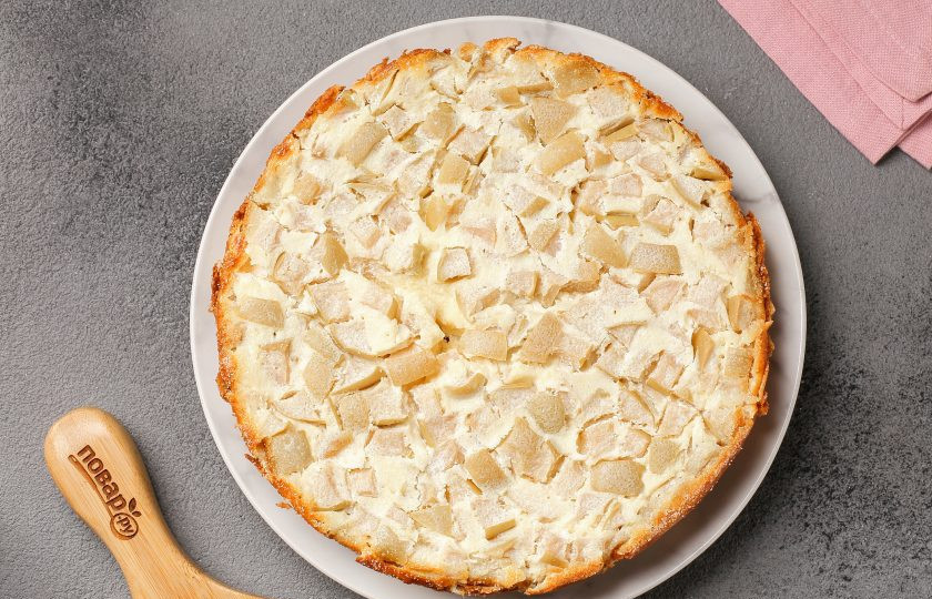 1. Этап. Запеканка с яблоками в мультиварке: Готовой запеканке дайте остыть, после чего извлеките при помощи чаши для приготовления на пару, а затем переверните на тарелку.