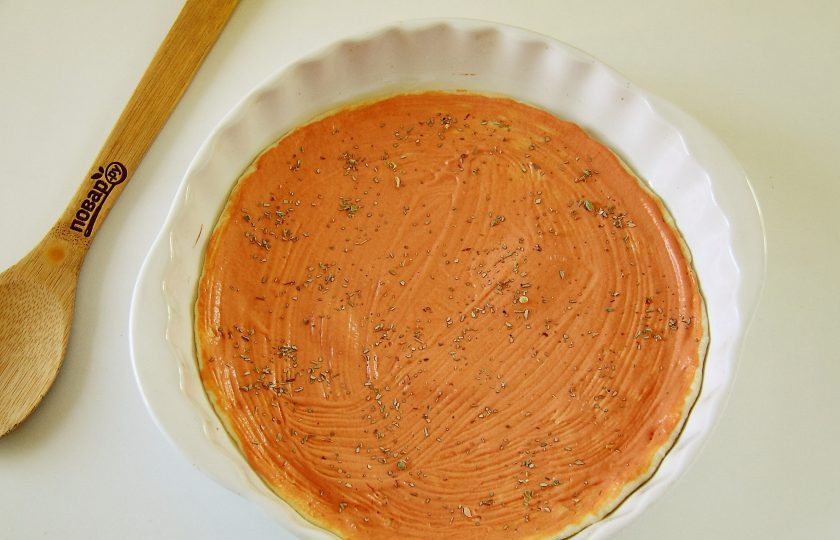 1. Этап. Пицца с морковью: Смажьте тесто любым соусом и посыпьте орегано.