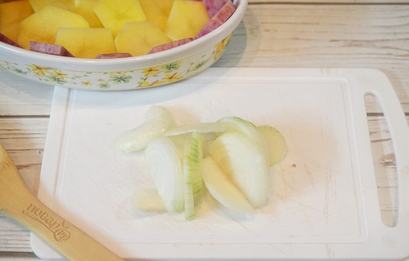 1. Этап. Лосось, запеченный с овощами: 5. Лук почистите и нарежьте полукольцами.