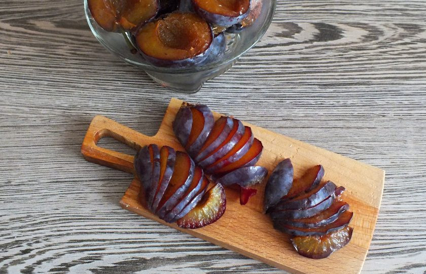 1. Этап. Сливовые маффины: Нарежьте сливу на тонкие ломтики.