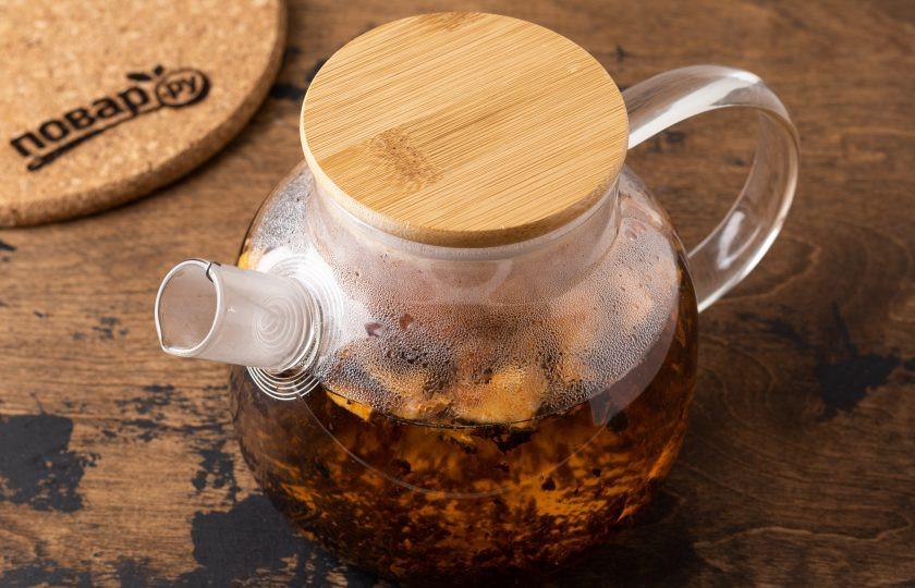 1. Этап. Яблочный чай с пряностями: Дайте настояться 5-10 минут.