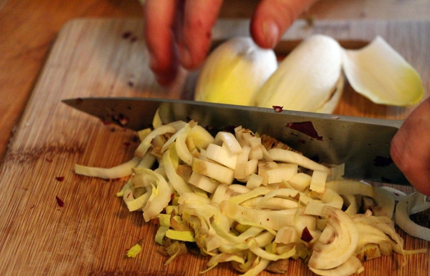 1. Этап. Салат Радичио: 2. Измельчим все овощные ингредиенты, как вам нравится. Складываем их в салатницу.