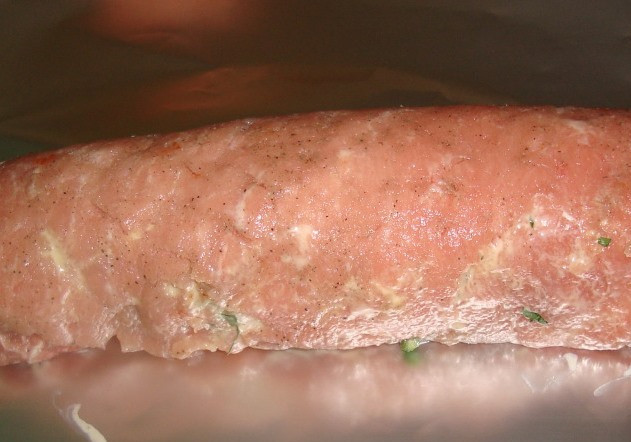 1. Этап. Рулет из баранины: Оберните его в фольгу и отправьте в духовку, разогретую до 200 градусов, на полтора часа. Затем остудите под прессом и используйте как закуску.