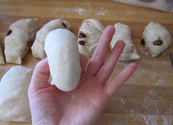 1. Этап. Вкусные бублики: 9. Каждую часть скатайте в шарик, затем возьмите в руку, придавите большим и указательным пальцем по центру, чтобы наметить место для дырочки.