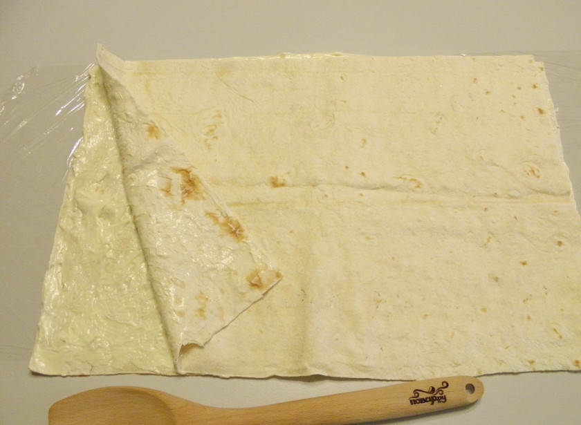 1. Этап. Новогодний рулет из лаваша: Накройте вторым лавашом, его тоже смажьте майонезом.