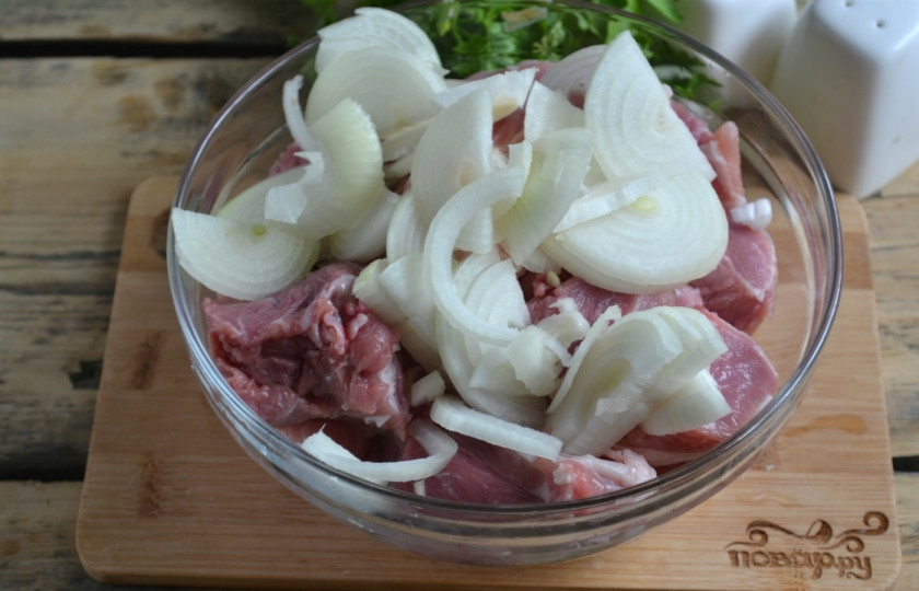 1. Этап. Маринад для шашлыка из свинины с кефиром: Лук порежьте полукольцами и добавьте к мясу, хорошо перемешайте, чтобы распределить лук.