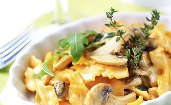 1. Этап. Паста с шампиньонами: Готовую пасту разложите по тарелкам, сверху выложите соус, присыпьте тертым пармезаном и черным молотым перцем. Можно украсить веточками свежего тимьяна. Приятного аппетита!