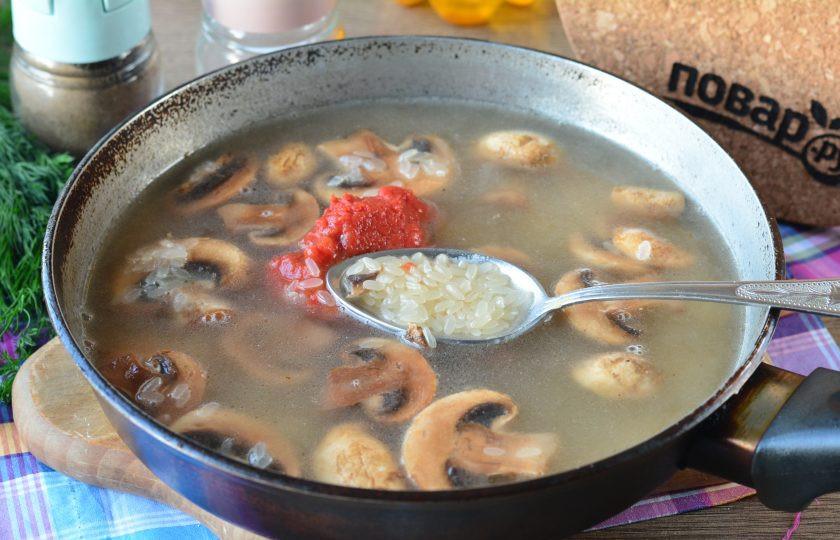 1. Этап. Плов по-итальянски: Влейте теплую воду и добавьте томатную пасту. Добавьте специи по вкусу.