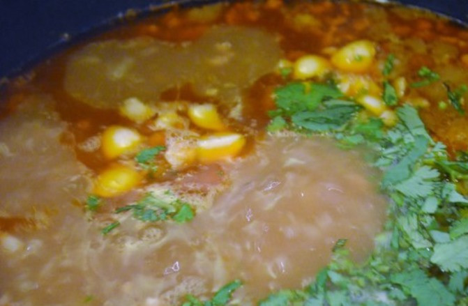 1. Этап. Харчо из баранины в мультиварке: Включите режим «Суп» и готовьте полтора часа. В готовый суп бросьте чеснок и зелень и дайте настояться перед подачей на стол минут 10.