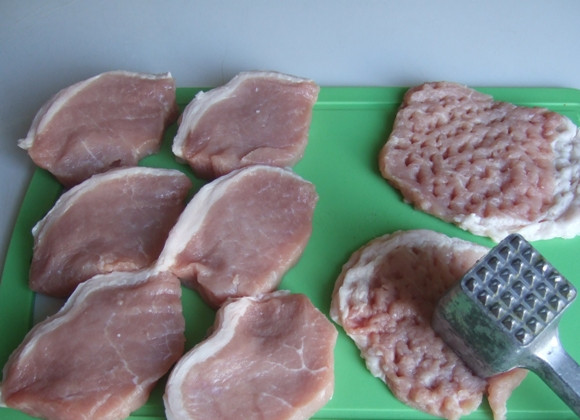 1. Этап. Мясо в сливках в духовке: Для этого блюда лучше всего использовать свинину или куриное филе. Нарезаем мясо поперек волокон на порционные кусочки и хорошо отбиваем с обеих сторон. Солим и перчим.