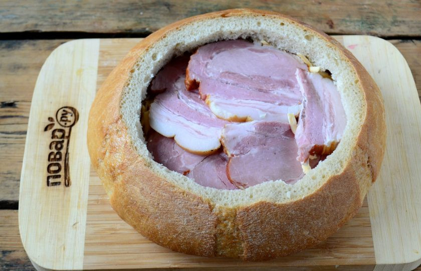 1. Этап. Гигантский мегабутер: Копченое мясо нарежьте тонкими пластинами (как для обычной нарезки) и выложите следующим слоем.