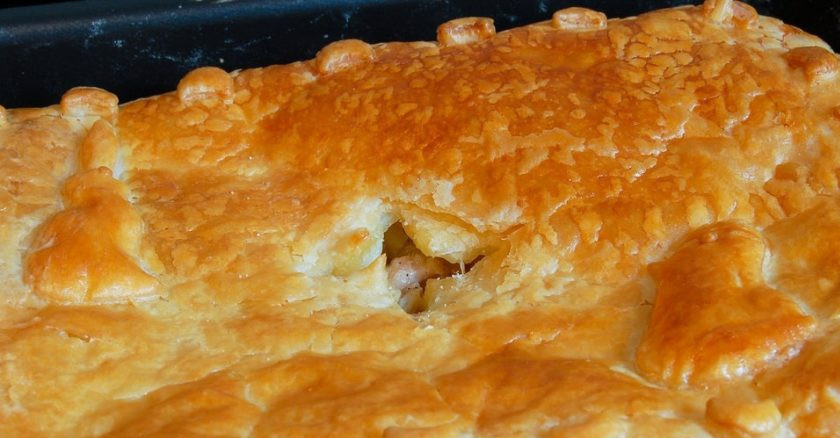 1. Этап. Курник из слоёного теста: 3. Запекайте пирог в разогретом до 190-200 градусов духовом шкафу около 40-50 минут.