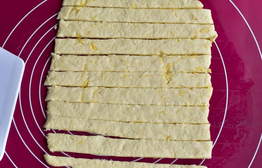 1. Этап. Творожно-сырные палочки: Нарежьте пласт на полоски.