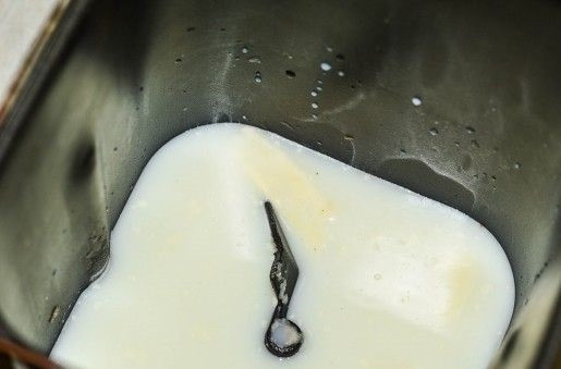 1. Этап. Домашний хлеб в хлебопечке: Молоко с водой подогреваем до 30-36 градусов и выливаем в чашу хлебопечки.