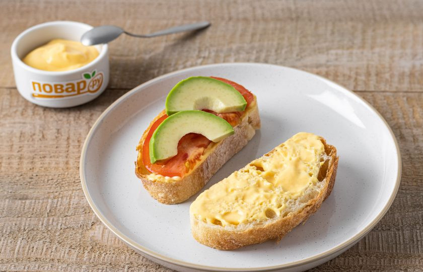 1. Этап. Теплые бутерброды с авокадо и помидорами: Сверху выложите ломтики авокадо. Накройте вторым ломтиком.