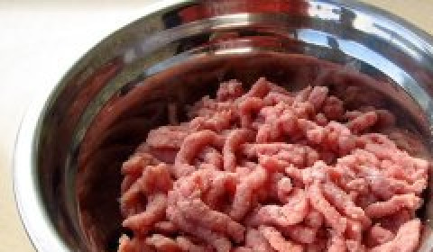 1. Этап. Колобки из фарша: Мясо пропустите через мелкую решётку мясорубки вместе с 1 луковицей.