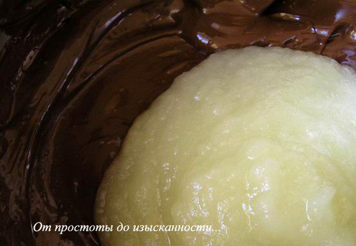 1. Этап. Шоколадно-дынный десерт со сливой: Шоколад растопите на водяной бане, добавьте дынное пюре.