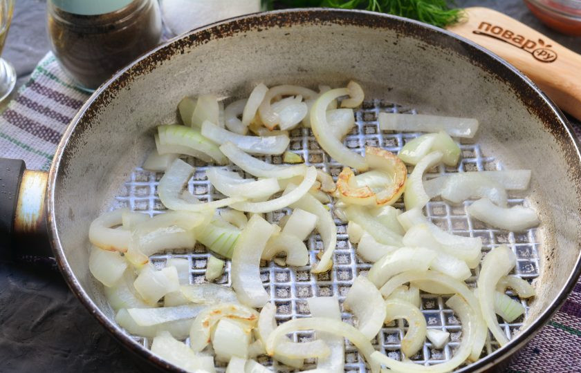 1. Этап. Куриные сердечки по-грузински: Обжарьте лук на сковороде с растительным маслом.