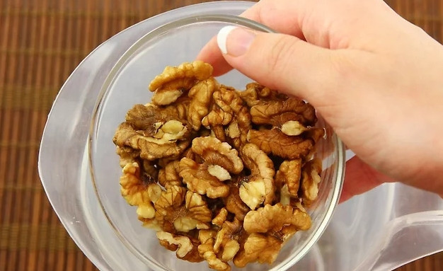 1. Этап. Закуска из грецких орехов с зеленью: 1. В чашу блендера отправьте очищенные грецкие орехи.