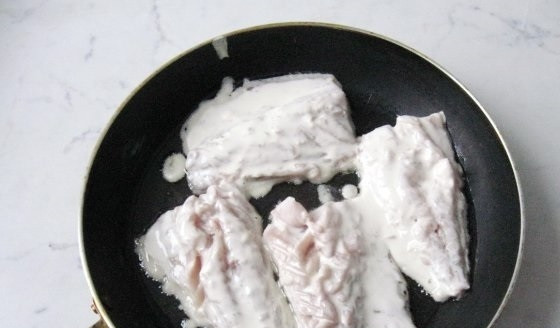 1. Этап. Скумбрия в тесте: 6. На плиту ставим сковороду, добавляем несколько капель подсолнечного масла и ждем до накаливания. Рыбу бросаем только в раскаленное масло. Обжариваем до появления румяной корочки с обеих сторон.