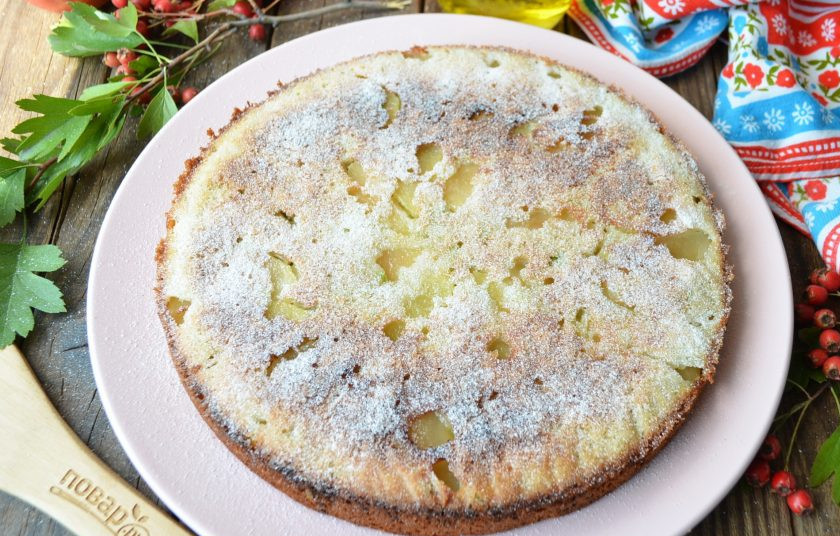 1. Этап. Пирог из кабачков и яблок: Остывший пирог извлеките из формы и переверните на блюдо. Сверху можно украсить глазурью, шоколадом или просто сахарной пудрой! Приятного!