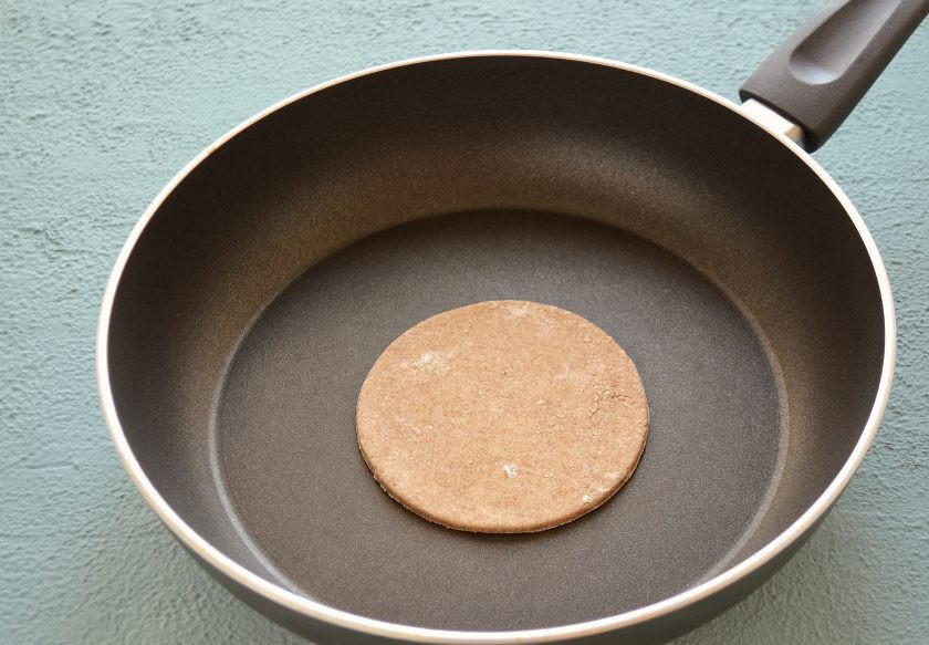 1. Этап. Цельнозерновые лепешки: Разогрейте сухую сковороду на среднем огне. Обжарьте лепешки пару минут.