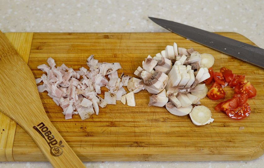 1. Этап. Сырники с грибами и беконом: 4. Грибы, бекон и помидор мелко нарежьте.