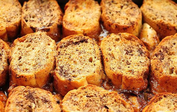 1. Этап. Французские тосты с яблоками и виски: 5. Накрыть форму и поставить в холодильник на ночь. Утром достать форму из холодильника и поместить в духовку. Разогреть духовку до 175 градусов. Выпекать тосты в течение 45 минут - 1 часа, пока кусочки яблока не станут мягкими, а хлеб - золотистого цвета. Если вы готовите тосты утром, обмакните ломтики хлеба в яичной смеси, прежде чем положить их в форму. Залить оставшейся яичной смесью поверх хлеба и выпекать при 175 градусах 40-45 минут.