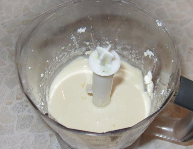 1. Этап. Пирог с крыжовником: В комбайн добавляем творог, яйца, взбиваем со второй половиной сахара. Можно также использовать блендер. Далее добавляем крыжовник, все перемешиваем.