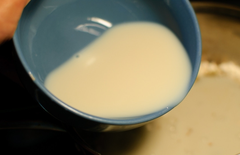 1. Этап. Вегетарианский бешамель: Затем вылейте миндальное молоко. Перемешайте.