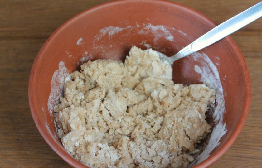 1. Этап. Постные круассаны: Все перемешиваем. Добавляем 2 ложки теплой воды и замешиваем тесто.