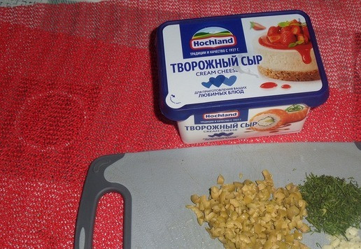 1. Этап. Хот-дог с колбасой и сыром: Мелко нарезаем оливки, чеснок и зелень.