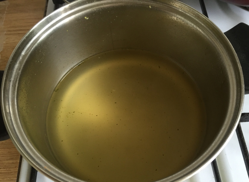 1. Этап. Суп грибной на курином бульоне: 1. Сначала займитесь приготовлением бульона. Раскрошите кубик Gallina Blanca в кастрюлю, залейте туда 300 мл. воды. Поставьте кастрюлю на огонь, доведите до кипения и дождитесь, пока кубик полностью растворится, а затем оставьте бульон остывать. Никаких приправ в бульон добавлять не нужно.