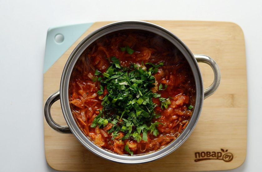1. Этап. Борщ с сельдереем для похудения: Добавьте в суп томатную зажарку с луком и сельдереем, измельченный чеснок и зелень. Доведите суп до кипения и снимите с плиты. Давайте ему полчаса настояться под крышкой.