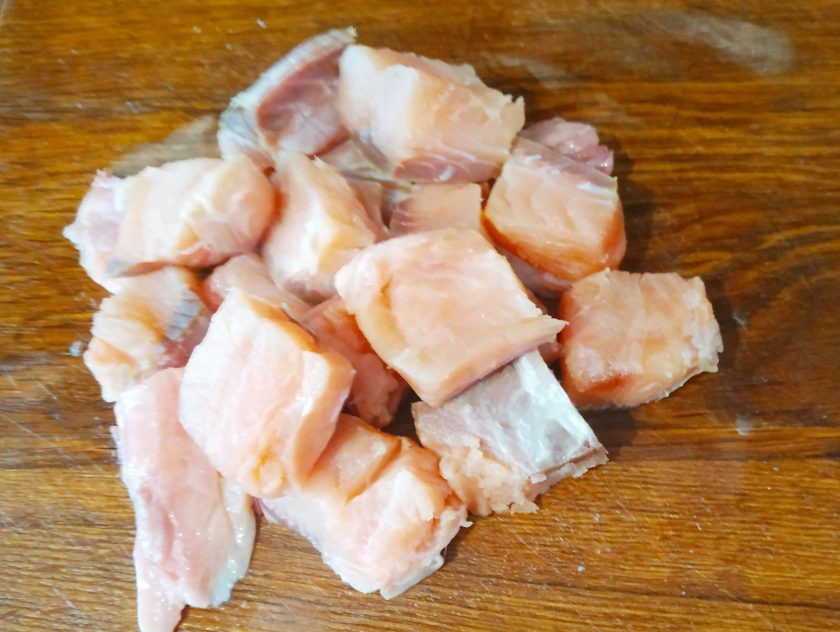 1. Этап. Форель с рисом: Рыбу почистите, разделайте на филе и нарежьте на небольшие кусочки.