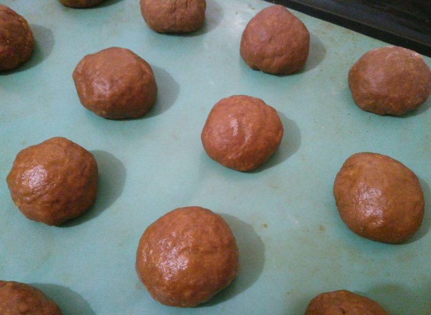 1. Этап. Постные кофейные пряники: Сформируйте из кусочков шарики, разместите их на противне. Лучше застилать его силиконовым ковриком или пергаментной бумагой, которую необходимо слегка присыпать мукой. Выпекайте пряники в разогретой духовке при температуре 180 градусов.