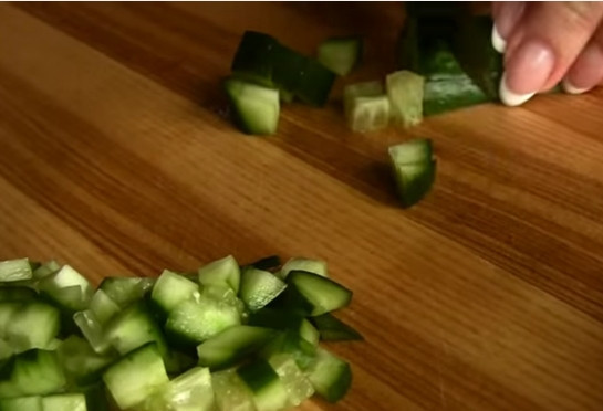 1. Этап. Селедочный тарендис: 3. Огурцы нарежьте меленькими кубиками. Если кожица у них толстая, очистите её.