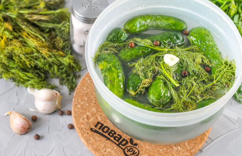 1. Этап. Соленые огурцы по ГОСТу: Влейте холодную воду, лучше всего — отфильтрованную, и тщательно перемешайте содержимое емкости. Можно заранее приготовить рассол и залить им огурцы.