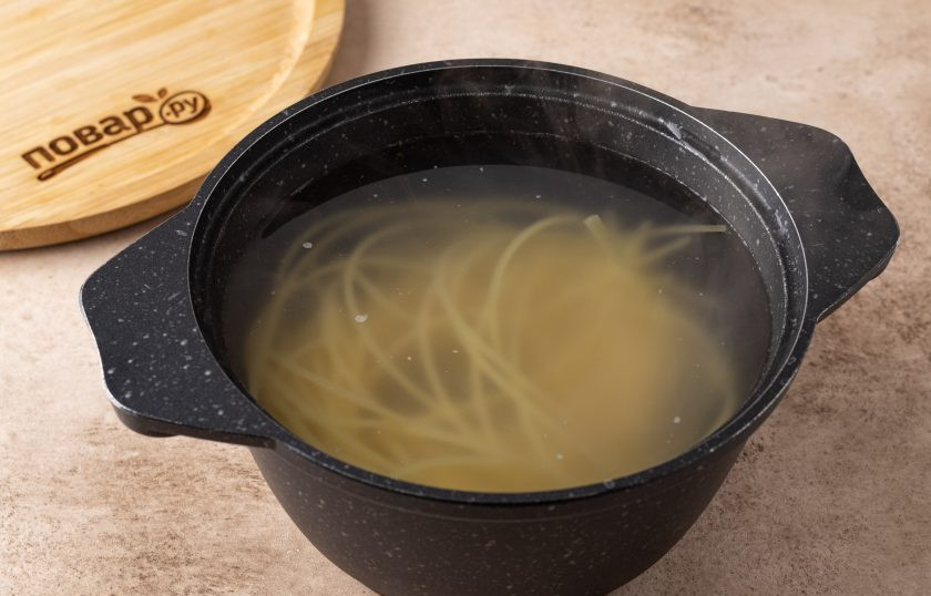 1. Этап. Спагетти с бальзамическим уксусом: Спагетти отварите в кипящей подсоленной воде до состояния аль денте. Откиньте макароны на сито, а небольшое количество воды (50-80 мл.) в которой они варились сохраните.