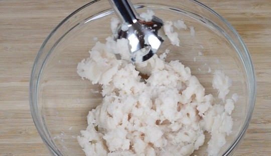 1. Этап. Диетические рыбные шарики: 1. Филе белой рыбы нарежьте мелкими кусочками, пропустите через мясорубку или измельчите блендером.