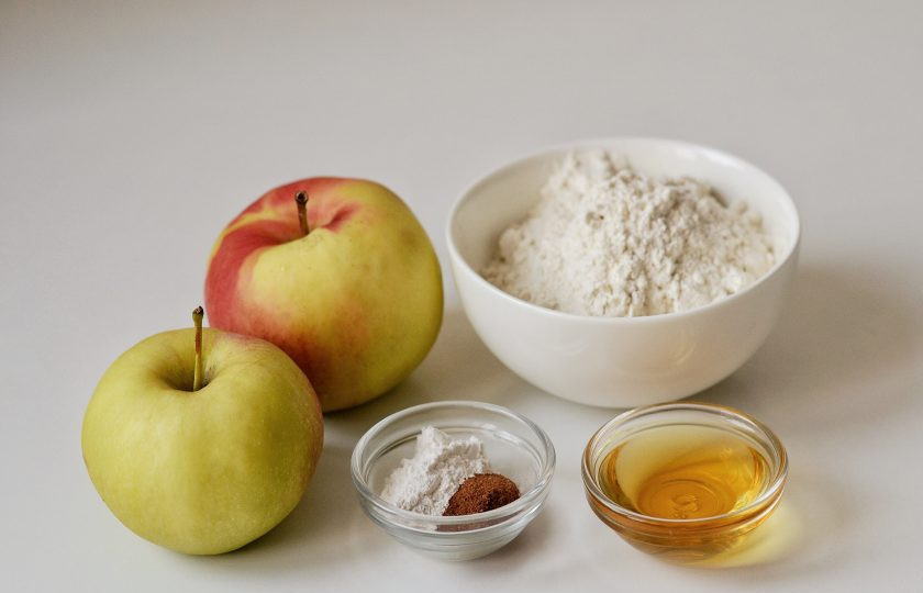 1. Этап. Яблочные фриттеры: Подготовьте все ингредиенты.