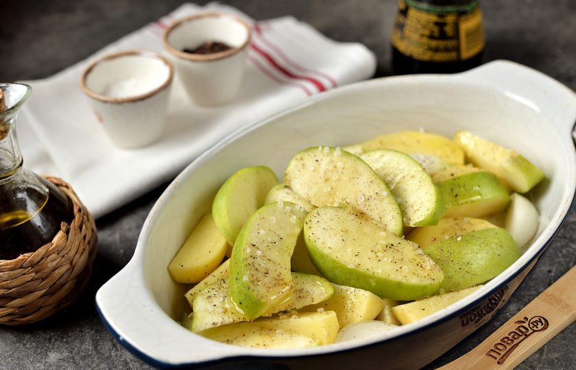 1. Этап. Свиные рёбрышки запечённые с картофелем и яблоками: Чуть посолите, поперчите, полейте оливковым маслом, перемешайте.